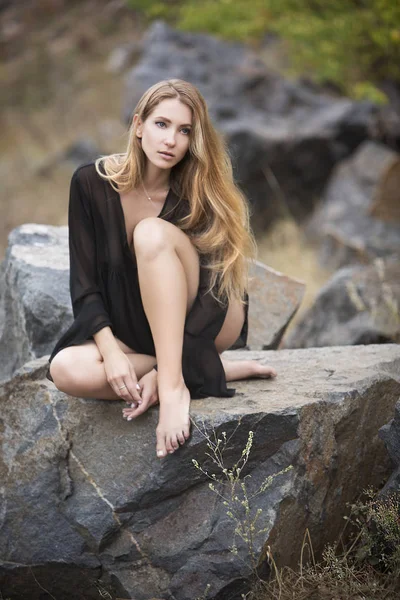Hermosa Mujer Joven Con Pelo Tupido Elegante Sienta Una Piedra —  Fotos de Stock