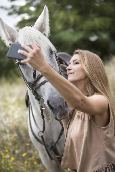 Bela Jovem Mulher Faz Selfie Seu Smartphone Com Cavalo Branco — Fotografia de Stock