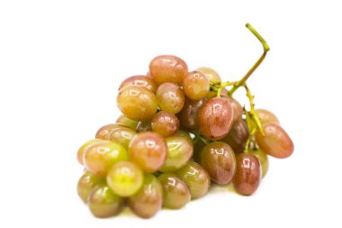 beyaz arka plan üzerinde izole olgun organik üzüm demet