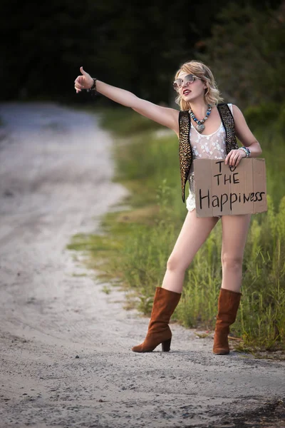 Hitchhiker Meisje Jonge Vrouw Lifter Staat Aan Kant Van Weg — Stockfoto