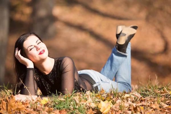 Красивая Женщина Лежит Жёлтых Листьях Парке Свободное Время Теплый Осенний — стоковое фото