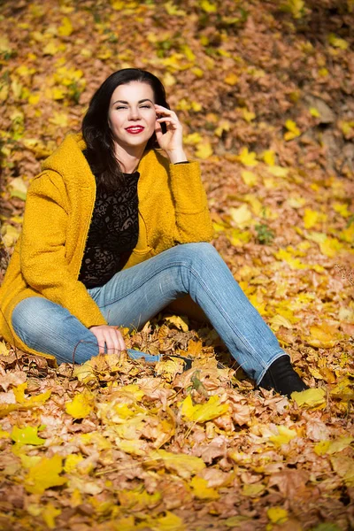 Красивая Молодая Женщина Осеннем Парке Солнечный День — стоковое фото