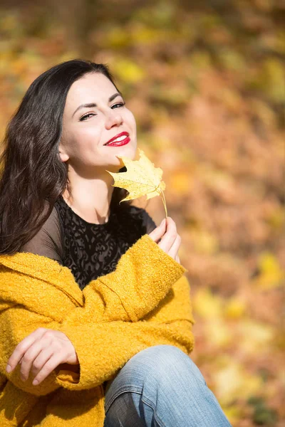 Красивая Молодая Женщина Осеннем Парке Солнечный День — стоковое фото