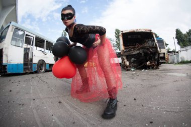 Balonlar ile güzel seksi kadın, arka planda araba kazası