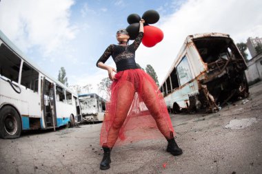 Balonlar ile güzel seksi kadın, arka planda araba kazası