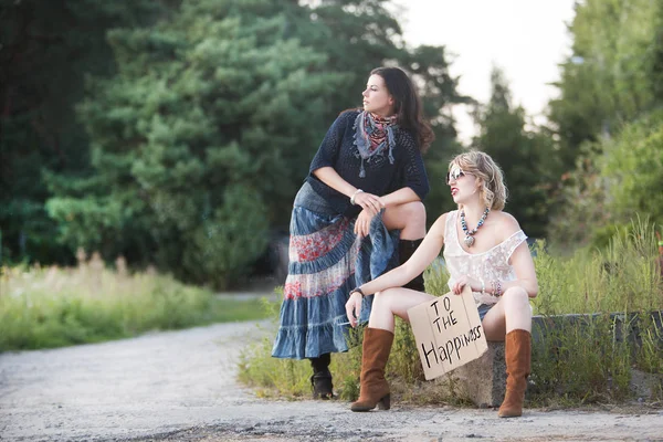 Twee Mooie Vrouwen Aan Kant Van Weg Liften Vrij Verkeer — Stockfoto