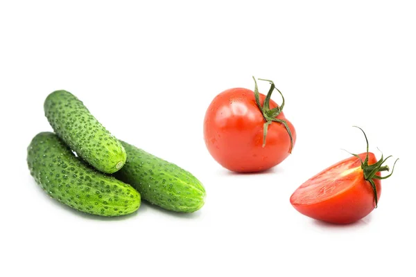 Reife Frische Bio Gurken Ganze Und Halbe Tomaten Mit Tautropfen — Stockfoto