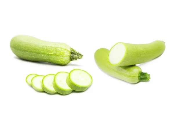 Frische Bio Grüne Zucchini Mit Zucchini Scheiben Isoliert Auf Weißem — Stockfoto