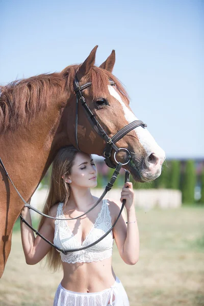 Hermosa Joven Mujer Abraza Caballo Naturaleza —  Fotos de Stock