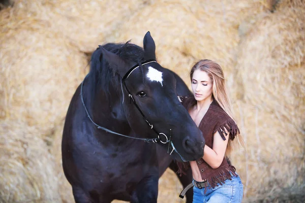 Hermosa Joven Con Caballo Sobre Fondo Heno Rancho Sexy Chica — Foto de Stock