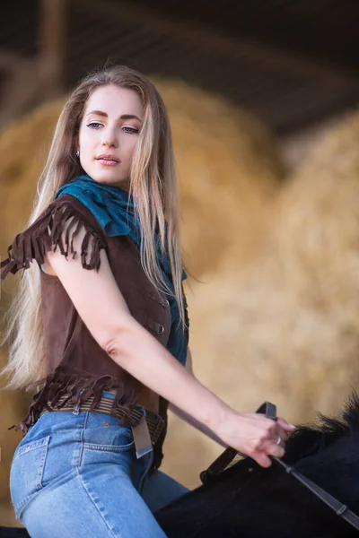 Красивая Молодая Женщина Сидит Лошади Заднем Плане Сена Ранчо — стоковое фото
