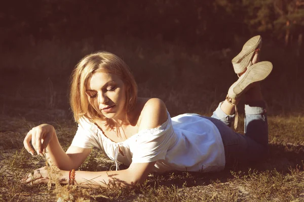 Mooie Jonge Vrouw Rusten Natuur Met Een Piek Van Tarwe — Stockfoto