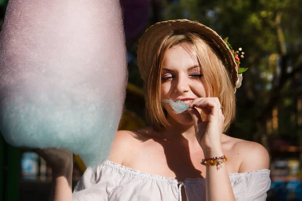 Sorrindo Jovem Mulher Comendo Algodão Doce Parque Diversões — Fotografia de Stock