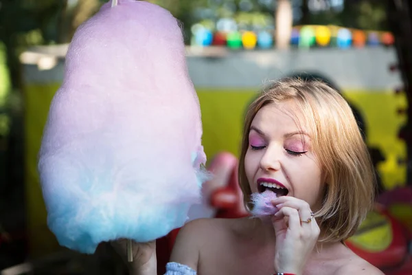 Sorrindo Jovem Mulher Comendo Algodão Doce Parque Diversões — Fotografia de Stock