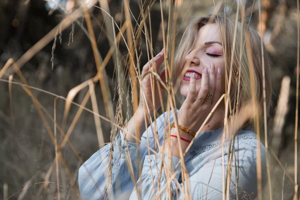 Tierna Joven Mujer Disfrutando Naturaleza Campo Hierba Seca — Foto de Stock