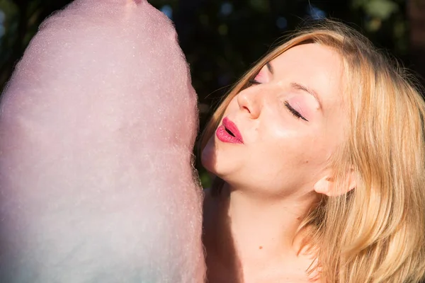 Parkta Pamuk Şeker Yiyen Mutlu Genç Bir Kadın — Stok fotoğraf