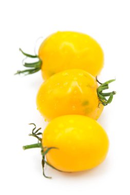 Taze taze organik sarı domatesler, beyaz arka planda izole edilmiş çiğ damlaları.