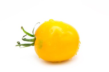 Olgun taze organik sarı domates beyaz arka planda izole edilmiş su damlaları.