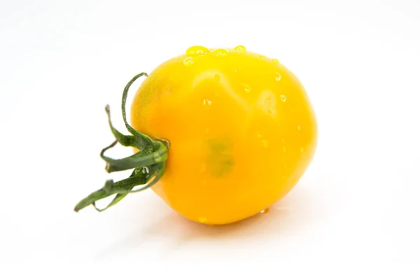 Tomat Kuning Segar Yang Matang Dalam Air Jatuh Terisolasi Latar — Stok Foto