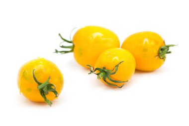 Taze taze organik sarı domatesler, beyaz arka planda izole edilmiş çiğ damlaları.