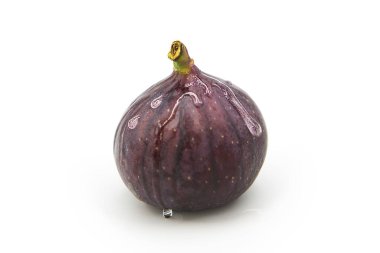 Beyaz arka planda izole edilmiş su damlalarındaki olgun tatlı incirler.