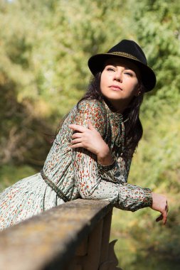 Şapkalı güzel genç bayan parkta dinleniyor..