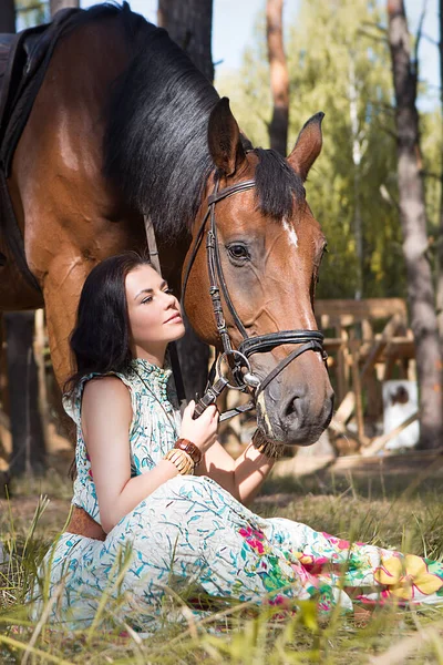 Jonge Mooie Vrouw Zitten Het Gras Het Bos Teder Knuffelen — Stockfoto