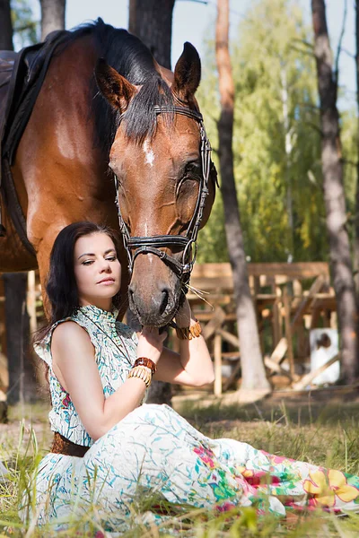 Mladá Krásná Žena Sedí Trávě Lese Něžně Objímají Svého Koně — Stock fotografie