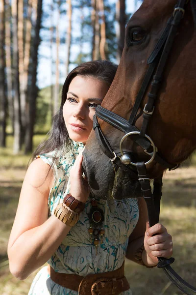 Portret Van Jonge Mooie Vrouw Met Paard Het Bos — Stockfoto