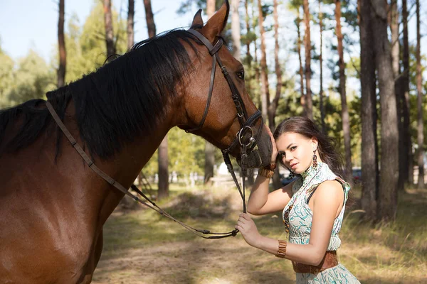 Jong Mooi Vrouw Knuffelt Haar Paard Het Bos — Stockfoto