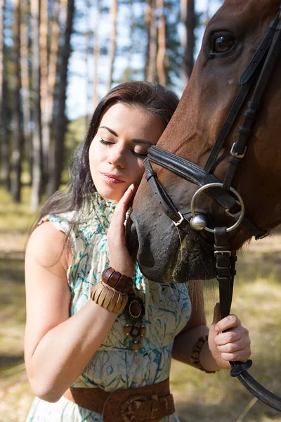 Портрет Молодой Красивой Женщины Держащей Лошадь Лесу — стоковое фото