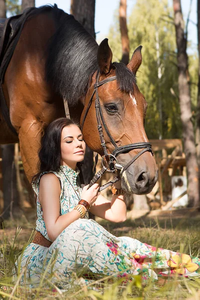 Joven Mujer Hermosa Sentada Hierba Bosque Abrazando Tiernamente Caballo —  Fotos de Stock