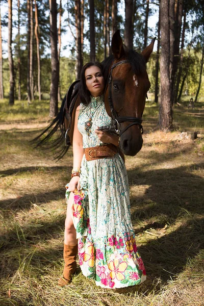 Joven Hermosa Mujer Caminando Bosque Con Caballo —  Fotos de Stock