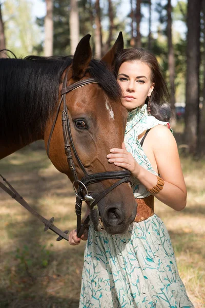 Mladá Krásná Žena Kráčí Lese Svým Koněm — Stock fotografie