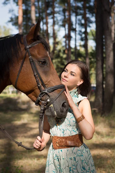 Jong Mooi Vrouw Knuffelt Haar Paard Het Bos — Stockfoto