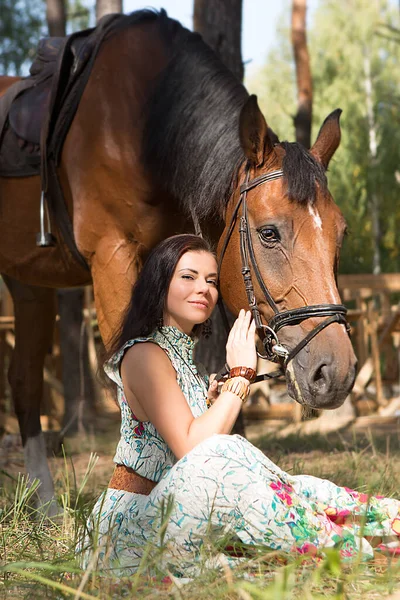 Jovem Mulher Bonita Andando Floresta Com Seu Cavalo — Fotografia de Stock