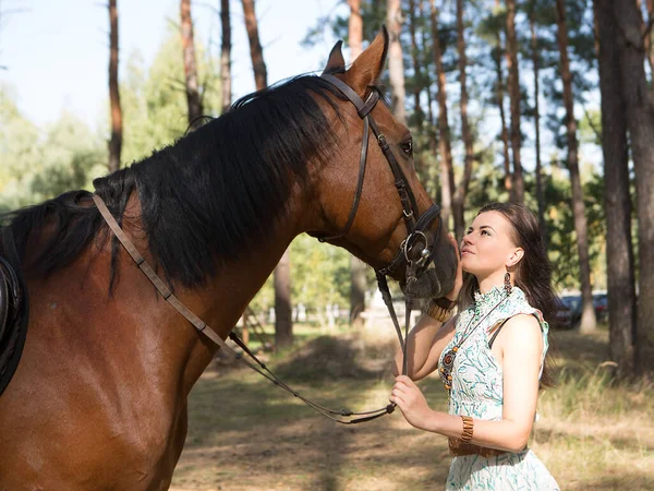 Jonge Mooie Vrouw Wandelen Het Bos Met Haar Paard — Stockfoto