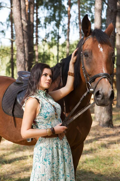 Молодая Красивая Женщина Идущая Лес Лошадью — стоковое фото