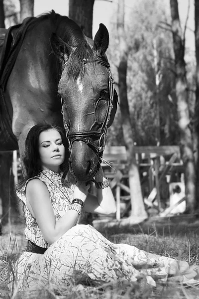 Jeune Belle Femme Marchant Dans Forêt Avec Son Cheval Photographie — Photo