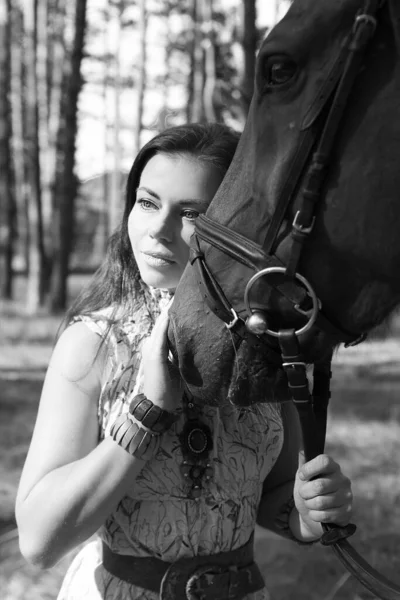 Retrato Una Joven Mujer Hermosa Sosteniendo Caballo Bosque Fotografía Blanco — Foto de Stock