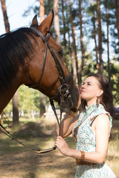 Jonge Mooie Vrouw Die Het Bos Loopt Met Haar Paard — Stockfoto