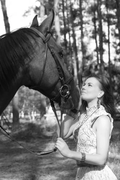 Jonge Mooie Vrouw Die Het Bos Loopt Met Haar Paard — Stockfoto