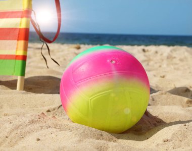 Kumlu deniz plaj ve deniz dalgaları