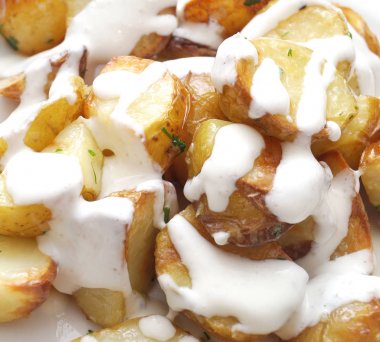 Süzme peynir sarımsak dip ile Fırında patates