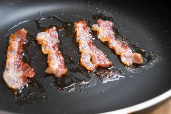 Fatias Bacon Frito Fresco Uma Panela Para Café Manhã — Fotografia de Stock