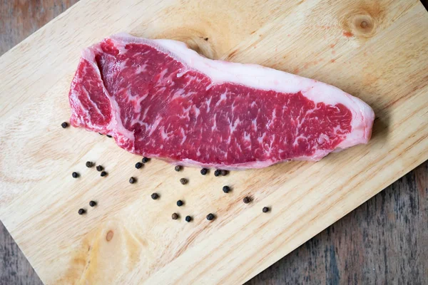 Kırmızı çiğ biftek sığır filetosu karşı bir karabiber ile