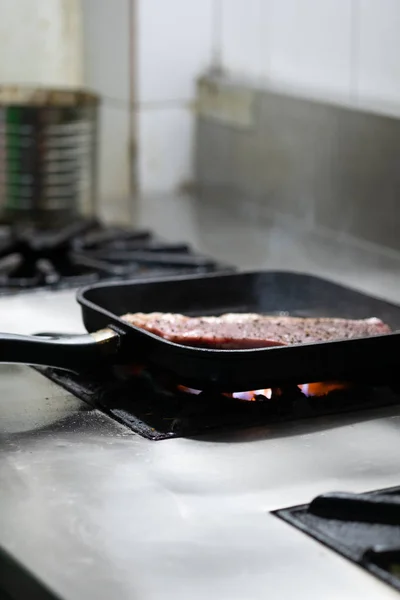 Bife Cru Vermelho Sirloin Contra Uma Panela Frita — Fotografia de Stock