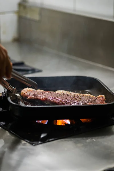 Vörös nyers Steak bélszín ellen egy serpenyőben — Stock Fotó