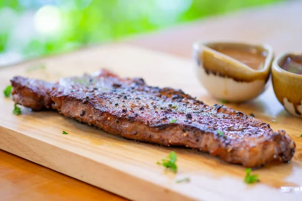 Bife Sirloin Contra Com Batatas Fritas Molho Uma Bandeja Madeira — Fotografia de Stock