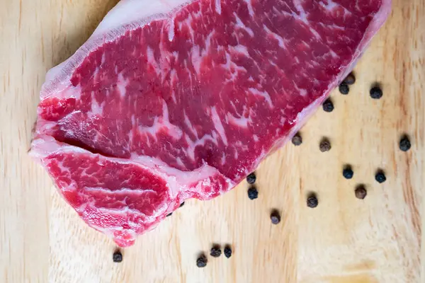 Red Rauwe Biefstuk Sirloin Tegen Met Een Zwarte Peper Stockfoto